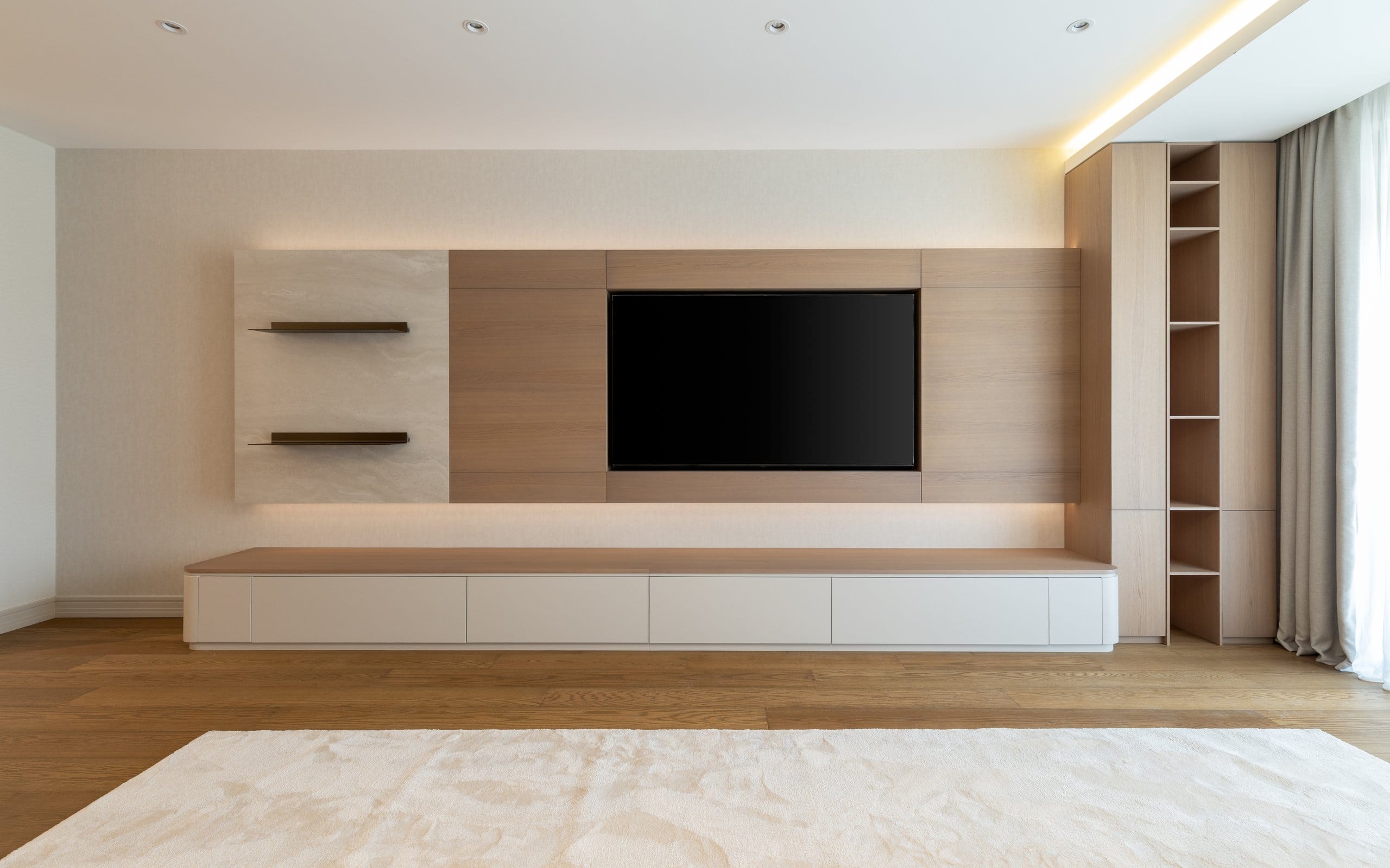 TV zid sa crnim policama